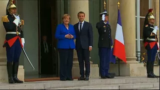 Macron und Merkel beim Ministerrat in Paris