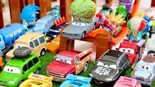 カーズ ☆ トミカシステムの坂道を走ってジャンプするミニカーを見てください♪ Cars minicar jumping up a hill♪