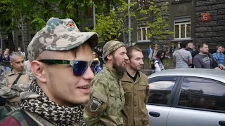 "Правий сектор" на Банковій погрожував спалити Адміністрацію президента