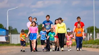 Семья из Дубровно воспитывает 10 родных детей! Невероятная история любви и секрет семейного счастья