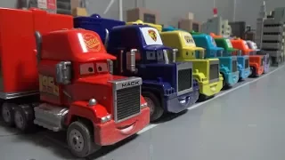 Disney Cars 3 Mack trucks take over the city! Driving toys play 디즈니 카 3 맥 트럭들이 도시를 점령하다! 운전 장난감 놀이