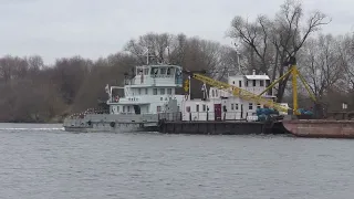 Буксир-толкач Плёс и Самоходный  дноочистительный кран ДТС-3 ведут баржу Т-301  вниз по Москва-реке