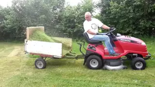 Ramassage de l'herbe avec une autoportée : un truc simple et efficace.