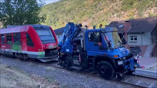 Gestrandeter Zug der Ahrtalbahn in Ahrbrück verladen