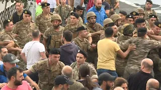 Lebanon: protesters confront soldiers attempting to open roads | AFP