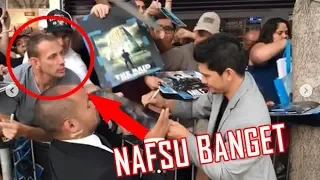 HEBOH!! ORANG AMERIKA BEREBUT TANDA TANGAN IKO UWAIS (PREMIERE MILE 22)