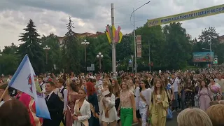 Праздничное шествие выпускников в Молодечно.