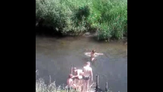 Купались Летом в речке с друзьями Стёпа боялся купатса.