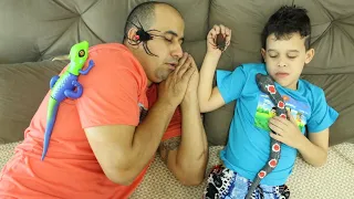 LUCAS E PAPAI BRINCAM  com os BRINQUEDOS ROBÔS ALIVE