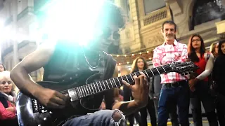 Arpeggios at the speed of light - Amazing guitar performance in Buenos Aires streets - at night