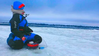 РЫБАЛКА НА ЛЬДИНЕ! ОКУНЬ КАК ДУРНОЙ БЕРЕТ ЗДЕСЬ.. Рыбалка весной