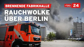 Großbrand in Lichterfelde: Fabrikhalle steht in Flammen