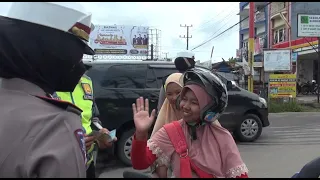 Ditilang, Wanita ini Malah Dadah-dadah ke Polisi - 86