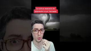 La única forma de sobrevivir a un tornado!! #shorts