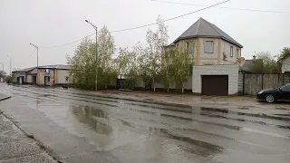 Павлодар. Город в дожде. Стоя на остановке по улице Ледовского. Майские дожди. Rain in the city. 🌧️