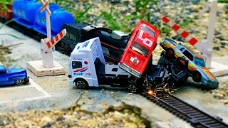 Rail King Locomotive hit Car transporter truck | Rail King train sets accident videos