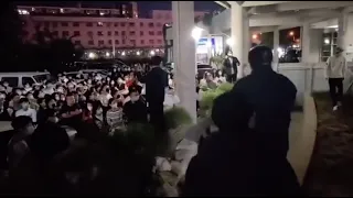 北大學生抗議封鎖 深夜聚集拆圍牆Peking University students protest the blockade, gathered to tear down the wall