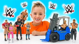 Vlad y Niki reto de 5 candados con juguetes WWE Forklift