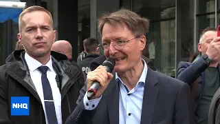 Karl Lauterbach wird in Bremen von Demonstranten empfangen