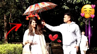 HELPING CUTE GIRLS 👰 IN SUNLIGHT WITH UMBRELLA ☂️ || EPIC REACTIONS || DEEPANSHUMANNI ||