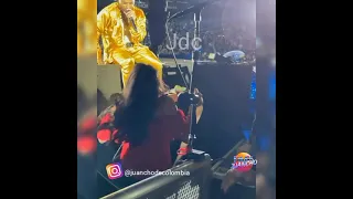 MALUMA BESA A FAN EN PAPI JUANCHO WORLD TOUR Y LE REGALA LAS GAFAS