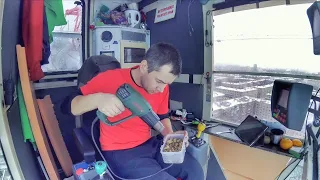 Как не замёрзнуть на башенном кране. The crane operator insulates the tower crane cabin.