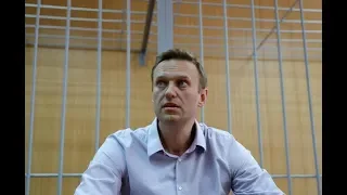 Russian police raid opposition leader Alexei Navalny's office