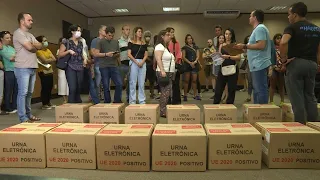 Urnas são instaladas; pesquisas indicam possibilidade de vitória de Lula no primeiro turno | AFP