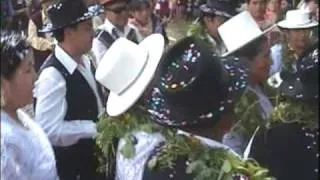 CARNAVAL VALLUNO, Las Clavelinas de Arani & Banda, 'OOH-LA-LA T'IKACHA'