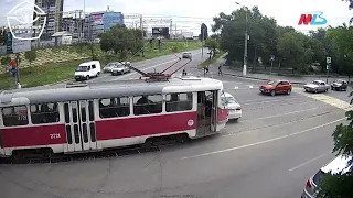 Появилось видео ДТП с участием трамвая и иномарки