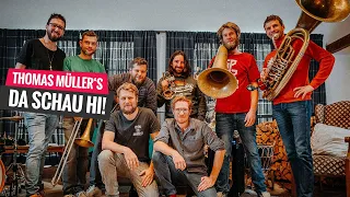 DA SCHAU HI – Thomas Müller spielt mit LaBrassBanda Weihnachtslieder