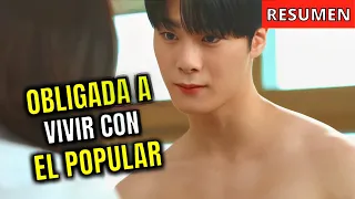 🔥 ES OBLIGADA A VIVIR CON EL CHICO MAS POPULAR Y ARROGANTE DE LA ESCUELA