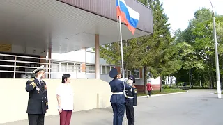 Торжественный спуск Государственного флага РФ в МБОУ СОШ №64 г.  Пензы