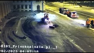 Трактор снёс памятник в Петергофе