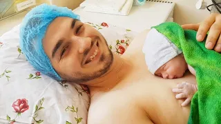 Dad feels newborn daughter for the first time after caesarean