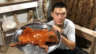 AYuan bought a suckling pig for Pig Roast, and my fourth uncle smelled it really delicious