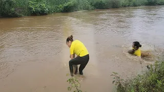 heavy rain - big flood - single mother went to scoop fish and was swept away by floodwaters