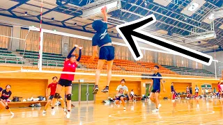 (Volleyball match) Attacks well from a low position