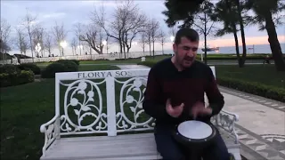 Hombre tocando el tambor MEME