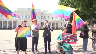 LGBT bendruomenė skatina prezidentą G. Nausėdą įsisegti vaivorykštės spalvų ženklelį