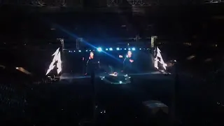 Metallica в Москве 2019 исполняет песню "группа крови" на русском.