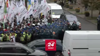 ФОПи штурмували Верховну Раду: почались сутички з поліцією