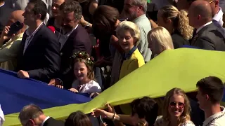 Crowds mark Ukraine's Independence Day in Brussels