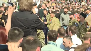 Казаки бьют нагайками протестующих в Москве