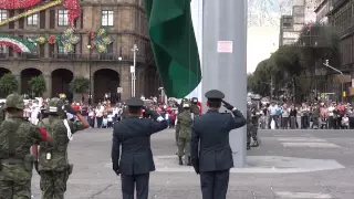 Los soldados mexicanos arriando la bandera (Zócalo, DF)