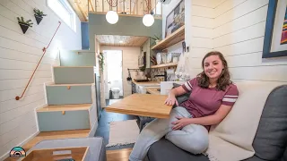 Mujer joven, en una casa pequeña bien diseñada: dormitorio amplio en un loft
