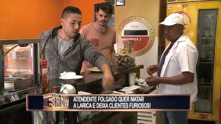 Atendente folgado mata a fome com a comida dos clientes e deixa a galera revoltada