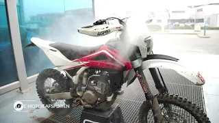 Husqvarna TE 250 2010 Cleaning an off-road motorcycle!