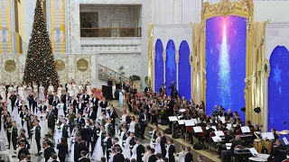 Более 300 студентов и школьников стали участниками новогоднего бала в минском Дворце независимости
