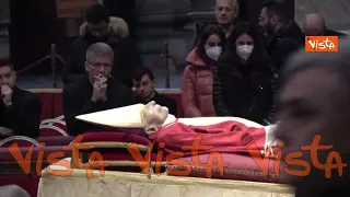 La camera ardente di Papa Ratzinger: le immagini dalla Basilica di San Pietro